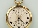 une montre de poche en or avec des chiffres romains sur le cadran