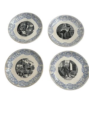quatre assiettes bleues et blanches ornées de portraits