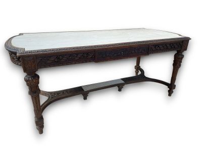 une vieille table en bois avec un plateau en marbre sur fond blanc