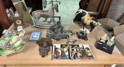 une table en bois sur laquelle sont disposées de nombreuses figurines