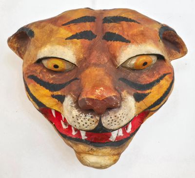 Sculpture en papier mâché polychrome simulant une tête de ti…