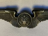 une image montrant un gros plan d'un insigne orné d'ailes