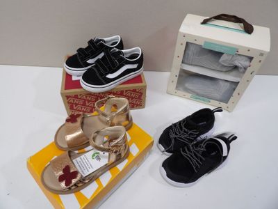 deux paires de chaussures et une boîte de chaussures posées sur une table