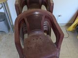 two plastic chairs that are sitting in a room