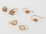 un ensemble composé de cinq paires de boucles d'oreilles et de bagues en or