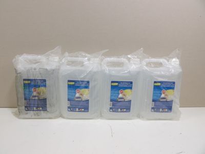 quatre bouteilles d'eau posées les unes à côté des autres sur un plan de travail