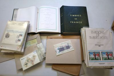 un grand nombre de livres posés sur une table