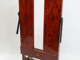 une petite armoire en bois surmontée d'un miroir