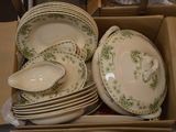 plusieurs assiettes et bols dans une boîte sur la table
