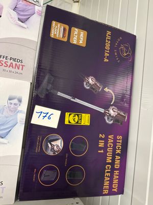 un étalage de divers articles sur une étagère dans un magasin