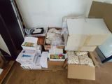 des cartons de nourriture posés par terre dans une pièce