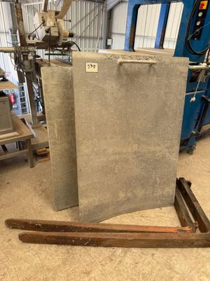 un gros bloc de béton posé sur une palette dans un entrepôt