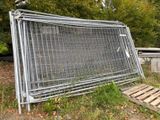 une clôture métallique posée au sol