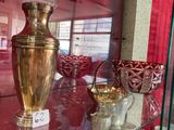 un vase en or exposé dans une vitrine