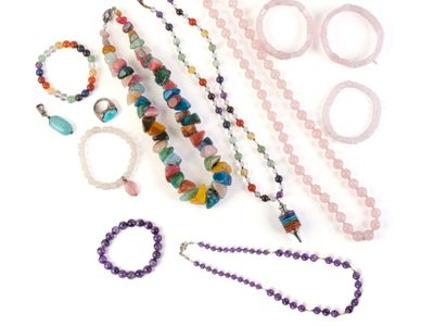 beaucoup de perles et de bracelets sur un fond blanc