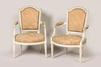 Paire de FAUTEUILS cabriolet en bois relaqué blanc dossier e… (photo 2)