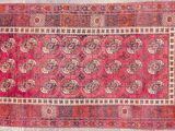 un tapis rouge orné d'un médaillon