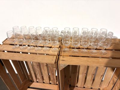 Lot de 22 verres à vin sur pied en général utilisés pour le …