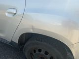 un gros plan d'une voiture blanche avec un pneu crevé