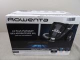 la boîte d'un aspirateur est posée sur une table
