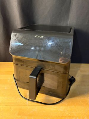 une image représentant une petite boîte en métal posée sur une table en bois