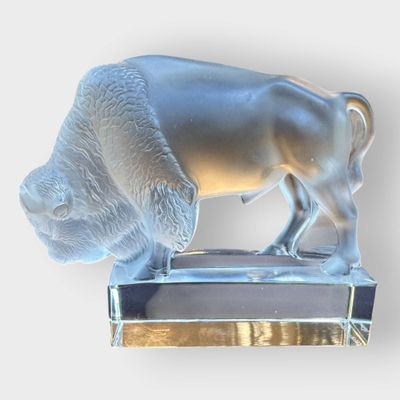 LALIQUE FRANCE Bison Cristal pressé moulé en partie dépoli. …