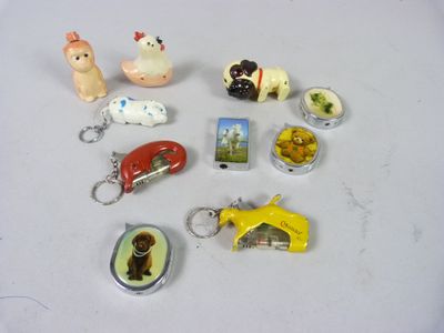 tout un tas de porte-clés posés sur une table