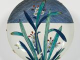 une assiette bleue et blanche ornée d'un motif floral