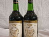 deux bouteilles de vin posées l'une à côté de l'autre sur une table