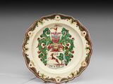 une assiette ornée d'un blason