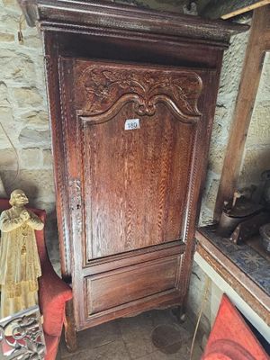 une armoire en bois dans le coin d'une pièce