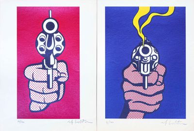 deux tableaux représentant des armes à feu sur fond rouge et bleu