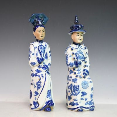 une paire de figurines bleues et blanches représentant un homme et une femme