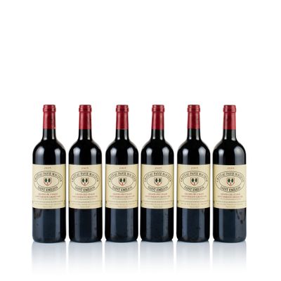 six bouteilles de vin rouge alignées