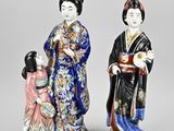 deux figurines asiatiques représentant des femmes et un enfant