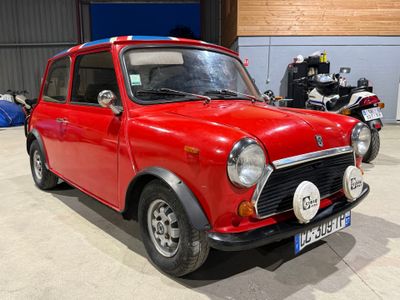 une petite voiture rouge garée dans un garage