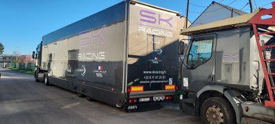 un gros camion garé sur le bord de la route