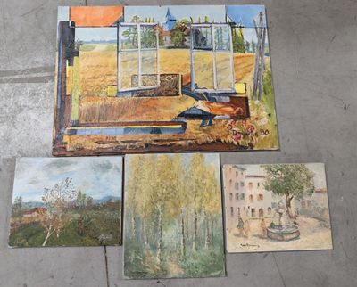 des peintures posées à même le sol d'une pièce d'où l'on aperçoit une maison
