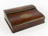une boîte ancienne en bois dont le couvercle est orné de motifs dorés