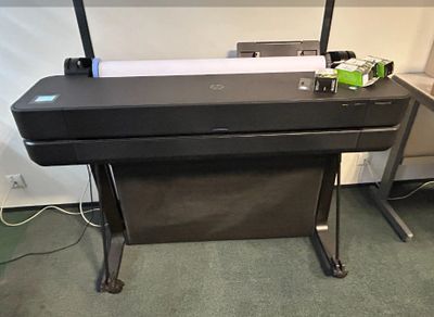 une photo d'un bureau sur lequel se trouve une imprimante