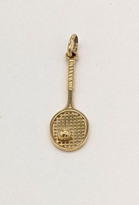 un gros plan d'un pendentif en forme de raquette de tennis dorée sur une surface blanche