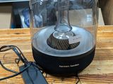 une cloche en verre posée sur une table en bois, sur laquelle se trouve une assiette de présentation