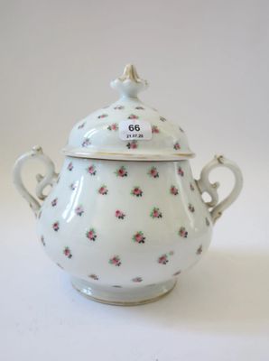 une théière blanche ornée d'un motif floral