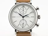 Gros plan sur une montre-bracelet à cadran blanc