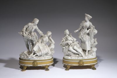 DEUX GROUPES En biscuit représentant deux couples galants da… - Photo 1