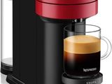 une machine à café rouge avec une tasse de café à côté