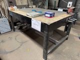 un établi sur lequel sont posés de nombreux outils