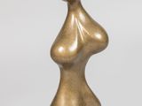 une sculpture en bronze représentant une tête de femme sur fond blanc