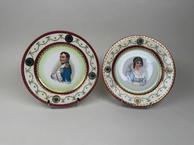 deux assiettes sur lesquelles figurent les portraits d'une femme et d'un homme
