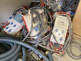 un tas de fils et d'appareils électriques par terre